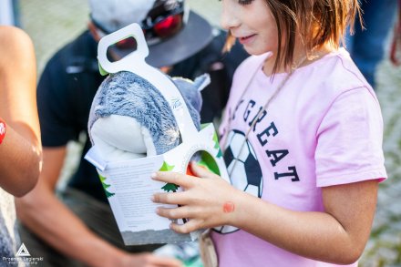 Ceremonia wręczenia nagród na podium przez Burmistrza Miasta Wisła